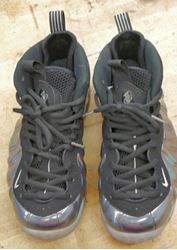 Picture of Nike Air Foamposite One Hologram Size 9 (314996-900) PRE OWNED. VERY GOOD CONDITION. 