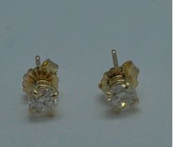 Picture of 14kt yellow gold stud earrings with diamonds 0.9 grams 0.50pts 852975-1